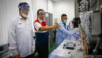 General Manager PLN Pusertif, Septa Hamid (kedua kiri) dan Executive Vice President Corporate Communication and CSR PLN, Agung Murdifi (kiri) tengah berbincang saat mengecek kwh meter di lab kwh meter.