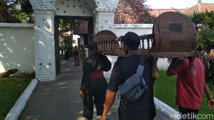 Sultan Kasepuhan Cirebon Dimakamkan di Astana Gunung Sembung