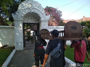 Haru-Khidmat Pelepasan Jenazah Sultan Sepuh Cirebon ke Pemakaman