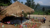Kepala Desa Cipanas, Muhammad Asep Lantipan mengatakan, tempat ini dibangun secara swadaya oleh warga desa tanpa ada bantuan biaya sepeser pun dari Pemerintah Kabupaten Sumedang, kecamatan, mau pun Pemerintah Desa Cipanas (Muhamad Rizal/detikcom)
