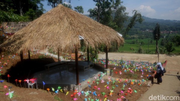 Kepala Desa Cipanas, Muhammad Asep Lantipan mengatakan, tempat ini dibangun secara swadaya oleh warga desa tanpa ada bantuan biaya sepeser pun dari Pemerintah Kabupaten Sumedang, kecamatan, mau pun Pemerintah Desa Cipanas (Muhamad Rizal/detikcom) Kepala Desa Cipanas, Muhammad Asep Lantipan mengatakan, tempat ini dibangun secara swadaya oleh warga desa tanpa ada bantuan biaya sepeser pun dari Pemerintah Kabupaten Sumedang, kecamatan, mau pun Pemerintah Desa Cipanas (Muhamad Rizal/detikcom)