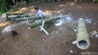Di dalamnya terdapat berbagai macam permainan seperti flying fox, Lodong (meriam bambu), ayunan bambu, perahu bambu, gazebo dan sejumlah spot untuk berswafoto (Muhamad Rizal/detikcom)