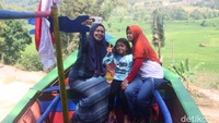 Bahkan selain bisa berswafoto, para pengunjung juga bisa menikmati pemandangan yang indah dari atas bukit untuk bisa melihat langsung pemandangan area pesawahan dan pegunungan yang sangat asri (Muhamad Rizal/detikcom)
