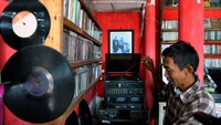 Tak hanya koleksi kaset pita dan piringan hitam, di tempat itu juga terdapat alat pemutar piringan hitam musik jadul lho.