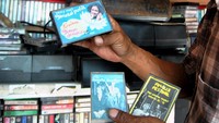 Ratusan kaset pita dan piringan hitam musik jadul di era tahun 60 hingga 70an karya musisi Indonesia maupun mancanegara tersebut masih diminati penggemarnya di tengah musik modern.