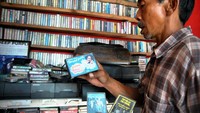 Penjual menunjukkan koleksi kaset pita musik jadul di Terminal Musik Djadoel, Cibungbulang, Kabupaten Bogor, Jawa Barat, Selasa (21/7/2020).