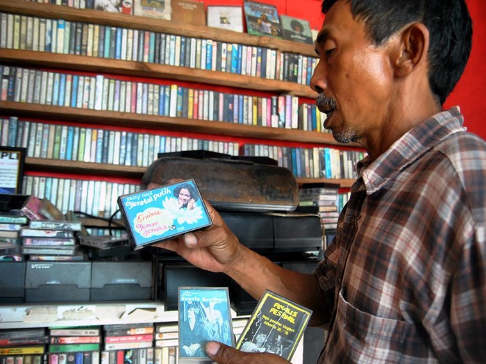 Terminal Musik Djadoel, Surga Para Pencinta Lagu Lawas di Bogor Ratusan kaset pita dan piringan hitam penuhi dinding Terminal Musik Djadoel di Bogor. Beragam karya musisi era tahun 60 hingga 70an dapat ditemukan di sana.