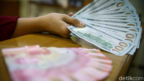 Melanjutkan tren positif sejak Selasa kemarin, nilai tukar rupiah menguat melawan dolar AS.