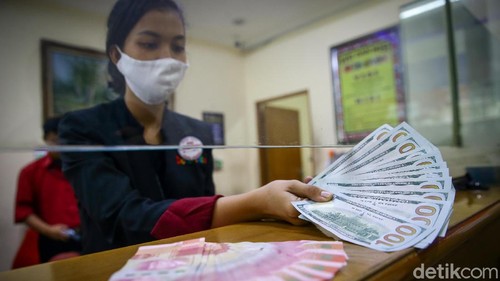 Melanjutkan tren positif sejak Selasa kemarin, nilai tukar rupiah menguat melawan dolar AS.