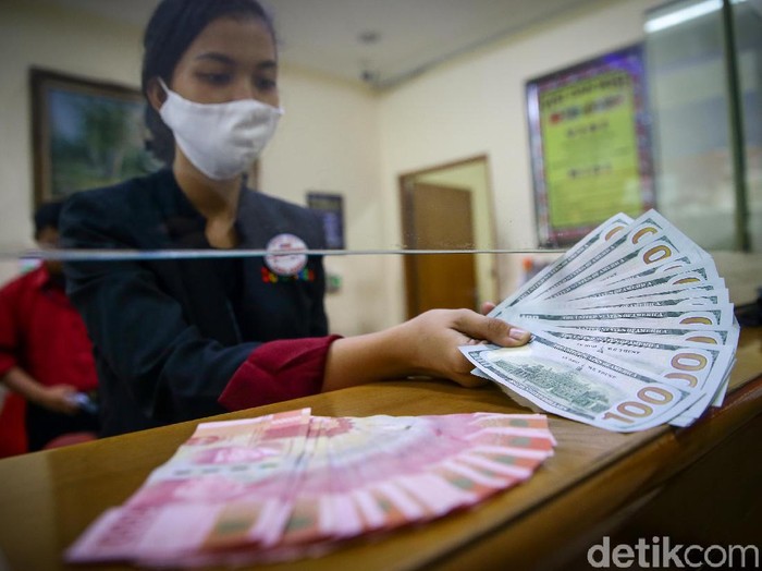 Melanjutkan tren positif sejak Selasa kemarin, nilai tukar rupiah menguat melawan dolar AS.