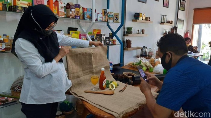 UMKM di Banyuwangi tetap bisa mendapatkan servis lengkap untuk menunjang dan mengakselerasi bisnisnya di tengah pandemi COVID-19. Rumah kreatif di bawah binaan Dinas Koperasi, Usaha Mikro, dan Perdagangan terus memfasilitasi dan mendampingi UMKM untuk meningkatkan kualitas desain kemasan, foto produk, dan pemasaran digital secara gratis.