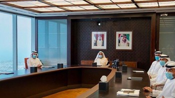 Para petinggi Uni Emirat Arab mendiskusikan tahap final peluncuran Probe ke Mars. Foto: Instagram