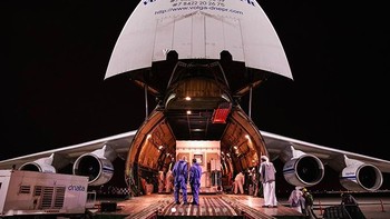 Ia diterbangkan dengan pesawat khusus dan dengan prosedur yang sangat ketat. Foto: Instagram