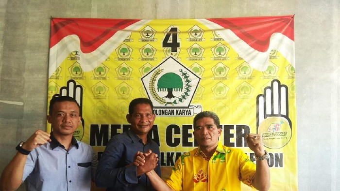 Wakil Ketua DPD PAN, Ubaidillah (tengah) bersalaman dengan Sekretaris DPD II Golkar, Sutisna Abbas