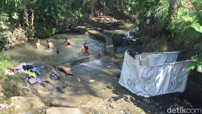 Warga Cianjur Mandi-Cuci Beras dengan Air Bercampur Tinja