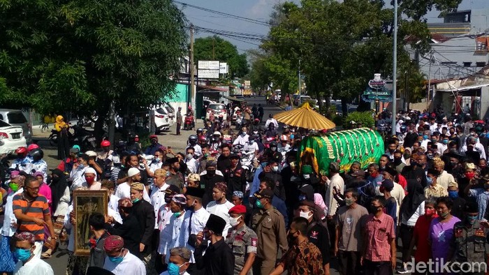 Warga mengarak keranda jenazah Pangeran Arief Natadiningrat