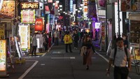 Pasalnya, pengujian strategis di distrik tempat hiburan malam di Tokyo telah menunjukkan peningkatan kasus Corona harian. Ini terutama menjangkiti orang-orang usia 20-an dan 30-an.