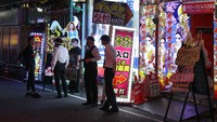 Wisata hiburan malam atau nightlife di Jepang membuat aturan mereka sendiri untuk mencegah penyebaran COVID-19. Salah satunya dilarang berciuman.