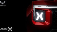 Wuling Hongguang X menggunakan desain headlamp (lampu depan) bertumpuk. Di atasnya ada garis strip LED putih, sementara di bawahnya terdapat lampu besar yang berbentuk huruf X. Foto: Sohu.com