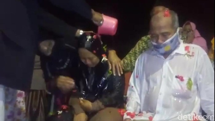 Zulfadli mandi kembang setelah keluar dari isolasi