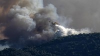 10 helikopter dan 7 pesawat kecil juga dikerahkan untuk membantu memadamkan api.