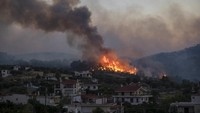 Kebakaran hutan di Yunani biasa terjadi selama musim panas. Sejauh ini kebakaran terparah terjadi pada 2007 silam. Dimana kala itu 80 orang tewas di Yunani bagian selatan dan tengah.