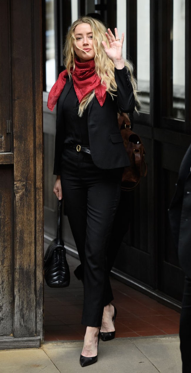 Stylist juga juga pemilik bisnis Styled by Susie ini juga menyoroti syal merah motif polka dot yang dikenakan Amber Heard di setiap sidang kasus Johnny Depp. Merah diasosiasikan sebagai keberanian dan pantang menyerah. Syal ini cukup menarik karena merah warna yang mengesankan kuat dan mengintimidasi. Merah dipakai dalam pertemuan penting untuk menegaskan kekuasaan, tuturnya. Foto: Getty Images