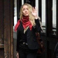 Stylist juga juga pemilik bisnis Styled by Susie ini juga menyoroti syal merah motif polka dot yang dikenakan Amber Heard di setiap sidang kasus Johnny Depp. Merah diasosiasikan sebagai keberanian dan pantang menyerah. Syal ini cukup menarik karena merah warna yang mengesankan kuat dan mengintimidasi. Merah dipakai dalam pertemuan penting untuk menegaskan kekuasaan, tuturnya. Foto: Getty Images