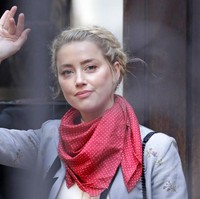 Amber Heard kembali hadir di sidang kasus Johnny Depp melawan The Sun pada Senin (20/7/2020). Kali ini, Amber duduk sebagai saksi dan dikonfirmasi terkait rekaman pertengkarannya dengan Johnny. Dari rekaman pertengkaran itu terungkap Amber mengaku memukuli aktor 57 tahun itu. Foto: Getty Images