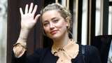 Potret Amber Heard Kepergok Buang Air Besar di Jalan hingga Selingkuh