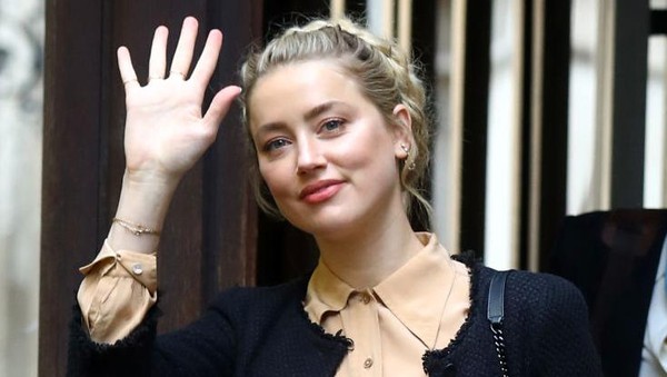 Potret Amber Heard Kepergok Buang Air Besar di Jalan hingga Selingkuh