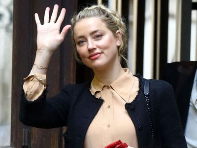 Potret Amber Heard Kepergok Buang Air Besar di Jalan hingga Selingkuh