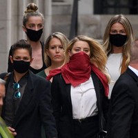 Sidang Johnny Depp melawan The Sun itu mengungkap berbagai drama dalam kehidupan pernikahan sang aktor bersama Amber Heard. Dalam dokumen pengadilan disebut bahwa ada insiden feses di kasur milik Johnny dan Amber pada 2016.  Setelah menemukan feses yang ditinggalkan Amber, Johnny memutuskan untuk bercerai. Namun Amber Heard membantah tuduhan Johnny Depp tersebut. Foto: Getty Images