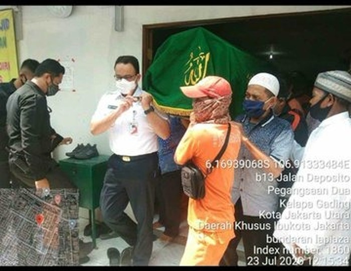 Anies Baswedan melayat PPSU yang meninggal (Dok. Pemprov DKI)