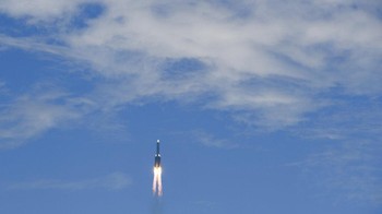 Setelah berada di orbit, mesin pendorong Tianwen-1 akan menyala dan membawanya menuju Mars. Misi ini diperkirakan akan tiba di Mars pada Februari 2021. Misi ini akan terdiri dari tiga bagian penting yaitu wahana orbiter yang membawa tujuh instrumen penelitian, rover yang membawa enam muatan sains, dan wahana lander yang membawa rover tersebut turun dari orbit menuju permukaan Mars. AP Photo/Yang Guanyu.