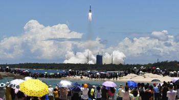 Warga antusias menyaksikannya. Ini adalah pertama kalinya China berusaha mendatangi Mars, sebelumnya mereka fokus melakukan penelitian di Bulan. Foto: AP Photo
