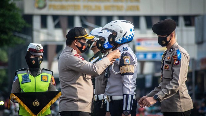 Sejumlah Polisi Lalu Lintas Wanita mengikuti Apel gelar Pasukan Operasi Patuh Jaya Tahun 2020 di Polda Metro Jaya, Jakarta, Kamis (23/7/2020). Operasi Patuh Jaya 2020 tersebut berlangsung selama 14 hari dimulai 23 Juli sampai 5 Agustus 2020 dengan mengerahkan sebanyak 1.807 personel gabungan dari unsur TNI, Polri, Satpol PP, dan Dishub yang bertujuan untuk meningkatkan kedisiplinan masyarakat berlalu lintas di masa adaptasi kebiasaan baru. ANTARA FOTO/Aprillio Akbar/nz