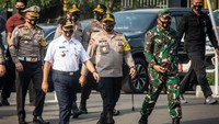 Kapolda Metro Jaya Irjen Pol Nana Sudjana (tengah), Gubernur DKI Jakarta Anies Baswedan (kedua kiri), dan Pangdam Jaya/Jayakarta Mayjen TNI Eko Margiono (kedua kanan) menghadiri Apel gelar Pasukan Operasi Patuh Jaya Tahun 2020 di Polda Metro Jaya, Jakarta, Kamis (23/7/2020).