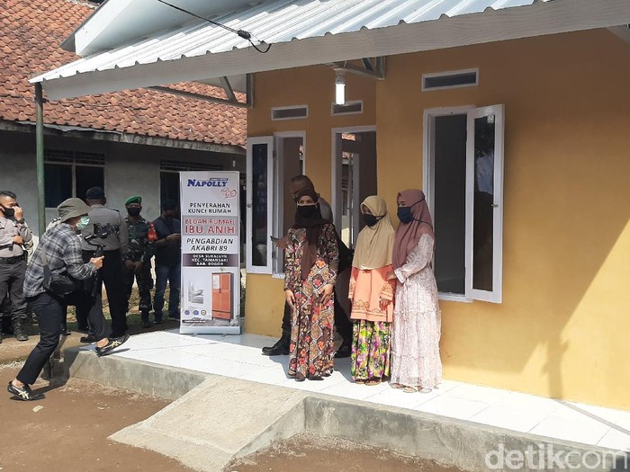 Bahagianya Enih usai rumahnya dibedah TNI