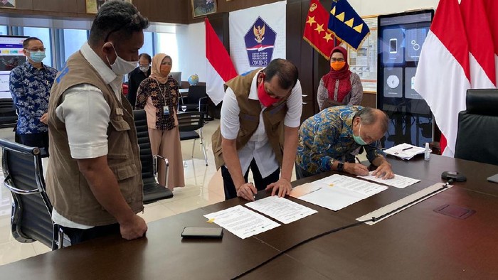 Bantuan Mobil Lab PCR untuk Penanganan COVID-19 Bantuan untuk menanganan COVID-19 terus mengalir. Kali ini BNPB menerima bantuan mobil lab PCR.