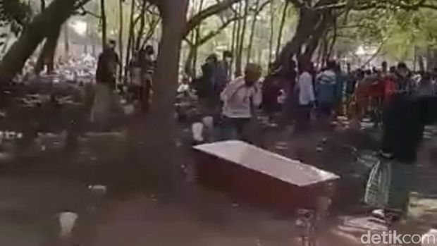 Bongkar Peti Jenazah COVID-19 di Pasuruan