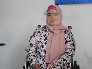 Kisah Inspiratif Perias Berkursi Roda dari Bandung, Rela Ngesot Demi Dandani Klien