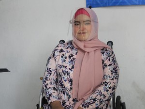 Kisah Inspiratif Perias Berkursi Roda dari Bandung, Rela Ngesot Demi Dandani Klien