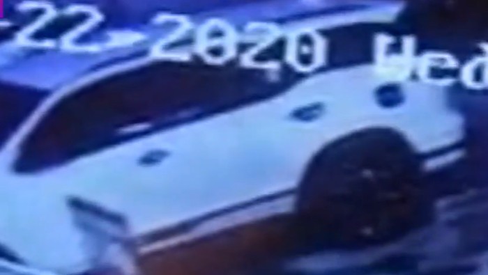 CCTV Pembobolan Mobil Berisi Cek Rp 43,1 M di Kemang Mobil pengusaha Zen Zanuar dibobol di kawasan Kemang, Jaksel. Tas Gucci berisi cek Rp 43 miliar dan barang berharga lainnya yang disimpan di dalam mobil, raib digondol pelaku.