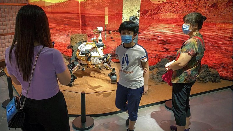China bersiap susul UEA melakukan peluncuran misi menuju Mars. Sejumlah teknologi canggih terkait misi itu pun dipamerkan di salah satu mall Beijing. Yuk, lihat