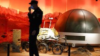 China bersiap susul UEA melakukan peluncuran misi menuju Mars. Sejumlah teknologi canggih terkait misi itu pun dipamerkan di salah satu mall Beijing. Yuk, lihat