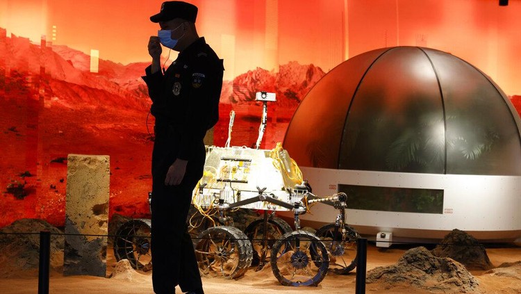 China bersiap susul UEA melakukan peluncuran misi menuju Mars. Sejumlah teknologi canggih terkait misi itu pun dipamerkan di salah satu mall Beijing. Yuk, lihat