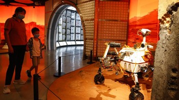 Terkait dengan peluncuran Tianwen-1, pejabat tinggi China sendiri belum mengumumkan waktu peluncuran secara resmi. Media nasional China hanya melaporkan bahwa peluncuran ini akan berlangsung pada akhir Juli atau awal Agustus, dan belum ada konfirmasi apakah peluncuran ini akan disiarkan secara langsung di televisi. AP Photo/Ng Han Guan.