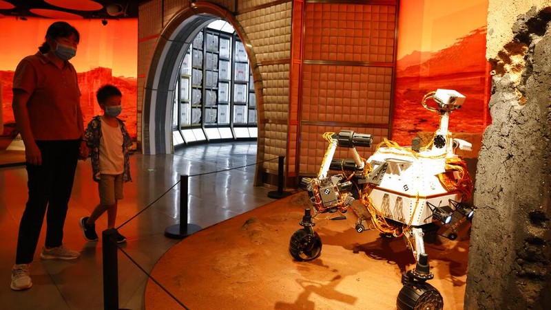 China bersiap susul UEA melakukan peluncuran misi menuju Mars. Sejumlah teknologi canggih terkait misi itu pun dipamerkan di salah satu mall Beijing. Yuk, lihat