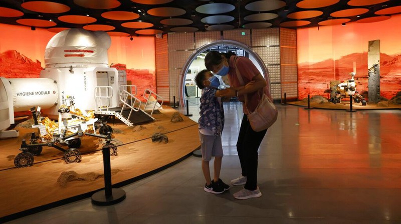 China bersiap susul UEA melakukan peluncuran misi menuju Mars. Sejumlah teknologi canggih terkait misi itu pun dipamerkan di salah satu mall Beijing. Yuk, lihat